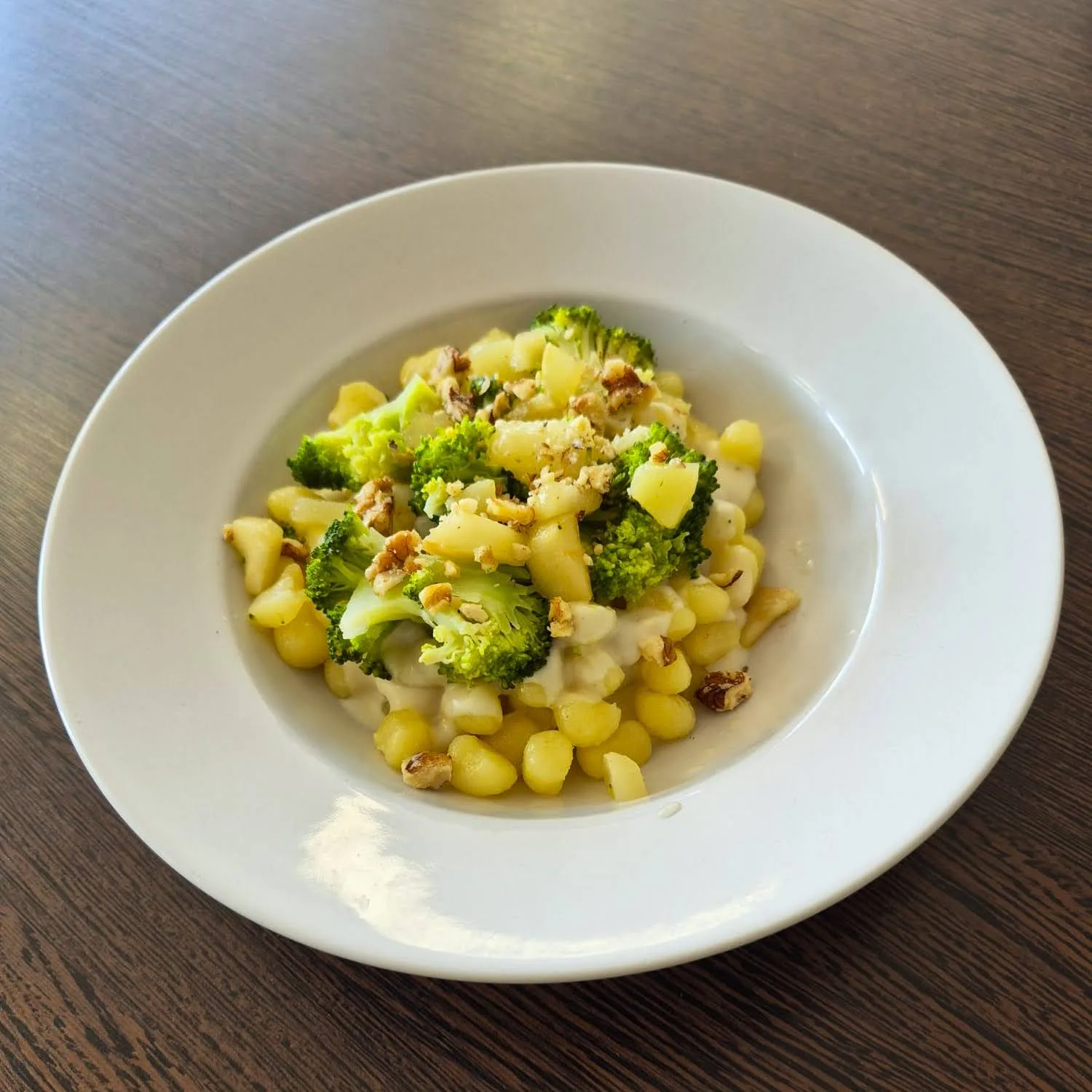 Gnocchi s brokolicí a vlašskými ořechy