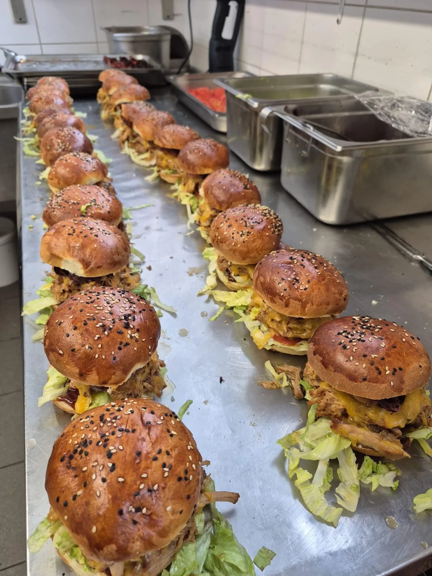 Mini burgery připravené k rozvozu