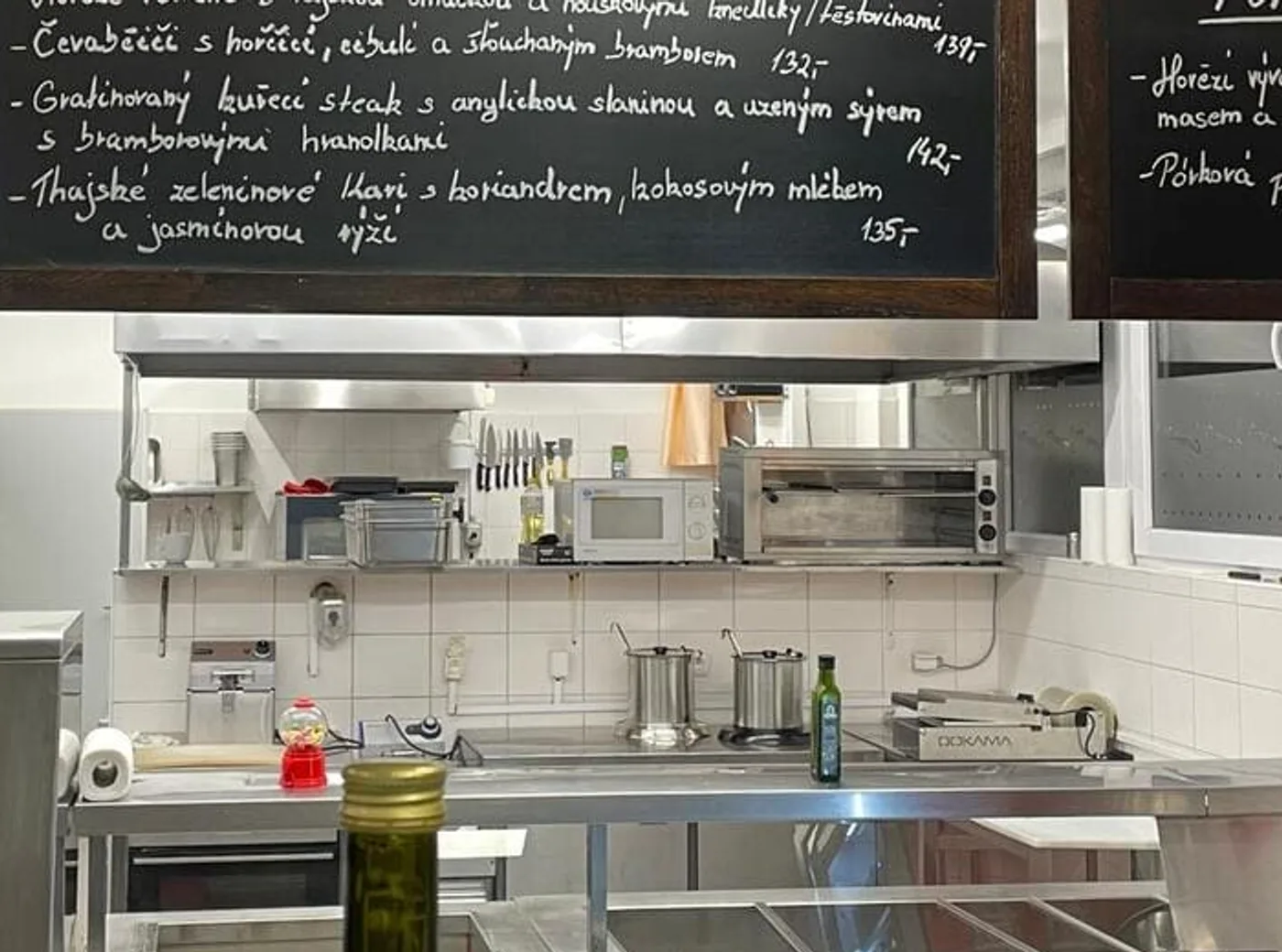 Kuchyně Peters Canteen s tabulí denního menu