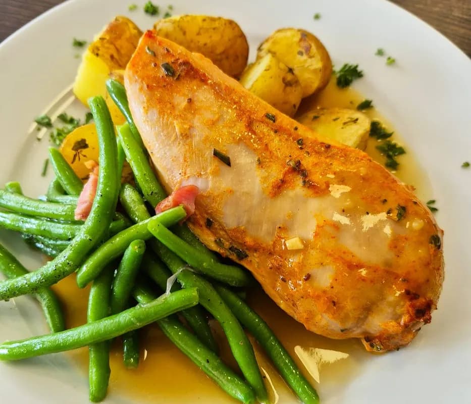 Pečený steak se zelenými fazolkami a bramborami